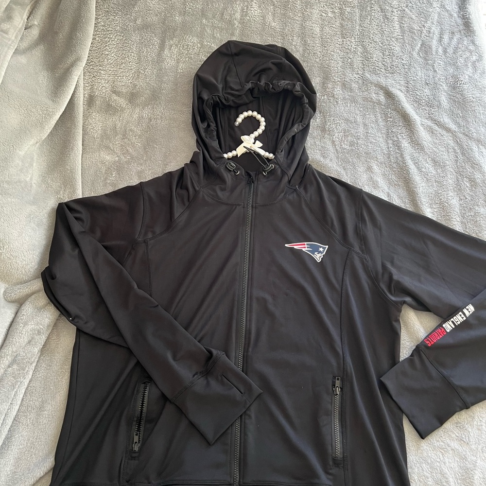 NFL TEAM APPAREL NEW ENGLAND PATRIOTS Black Hooded Jacket with Logo